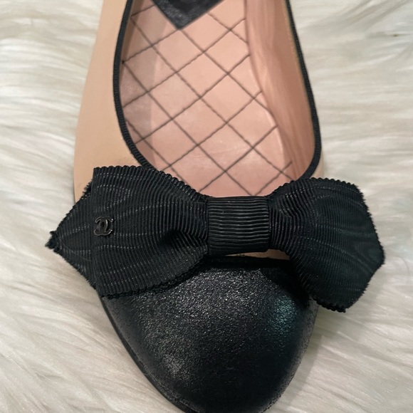 Authentic Chanel Slip on shoes in new condition no tags light pink with black. - Picture 4 of 6